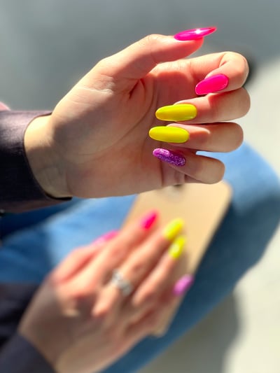 unghie cambia colore